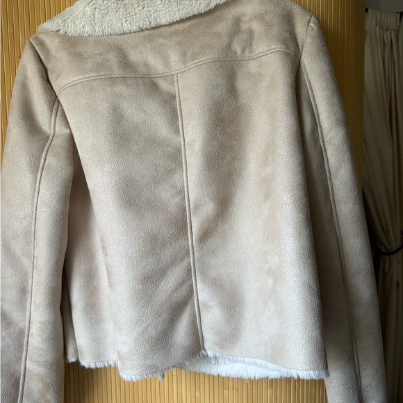Faux Shearling and ultra suede Moto jacket. Women’s size 6-8 or juniors Large - Picture 4 of 10